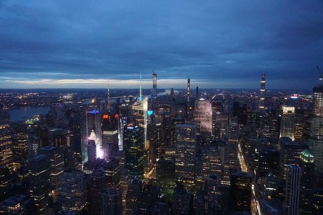 Vista su Manhattan di notte, con le luci della città.