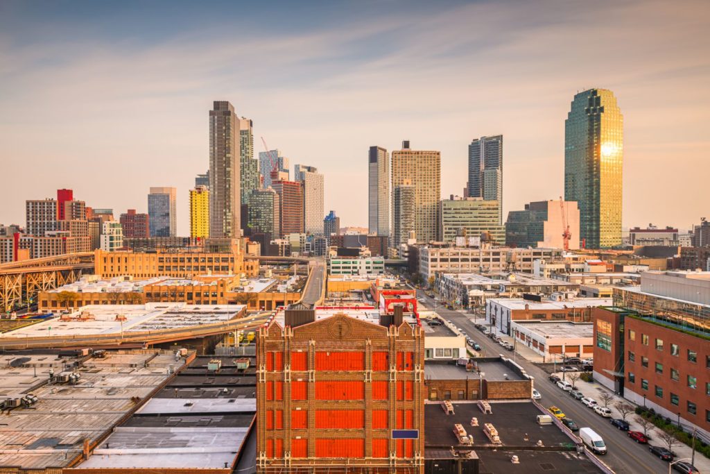 Vie of Queens e i grattacieli dello skyline del centro cittadino di Long Island City al tramonto.