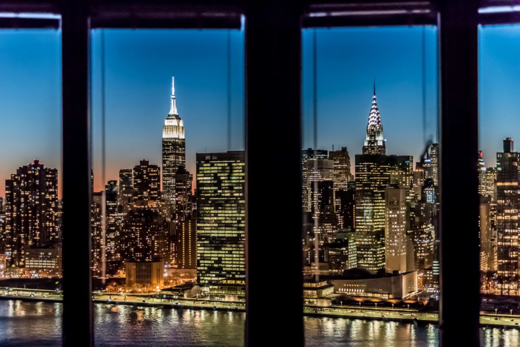 Visão noturna do horizonte de Manhattan de um apartamento em Long Island City.