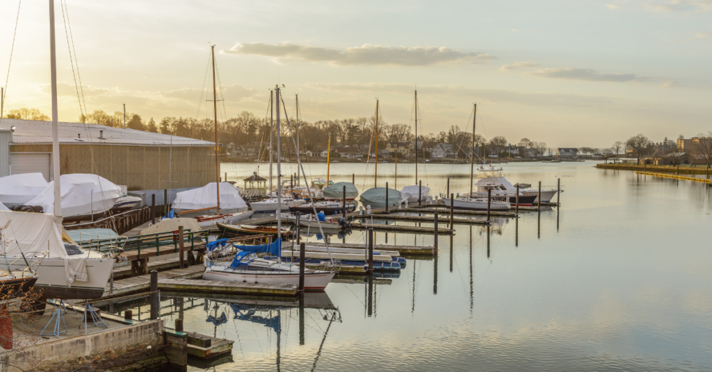 Vue de la jetée au coucher du soleil à New Rochelle, sur la côte est.