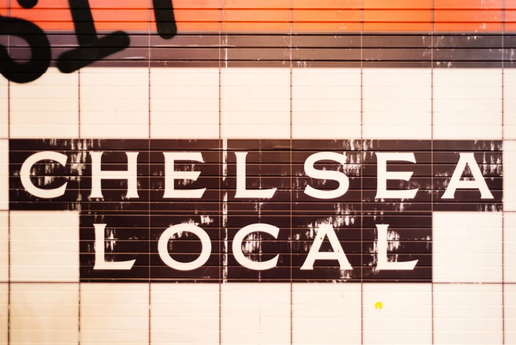 Azulejos que muestran Chelsea Local, ubicado en el mercado de Chelsea, famoso salón de comidas en el distrito de Chelsea.