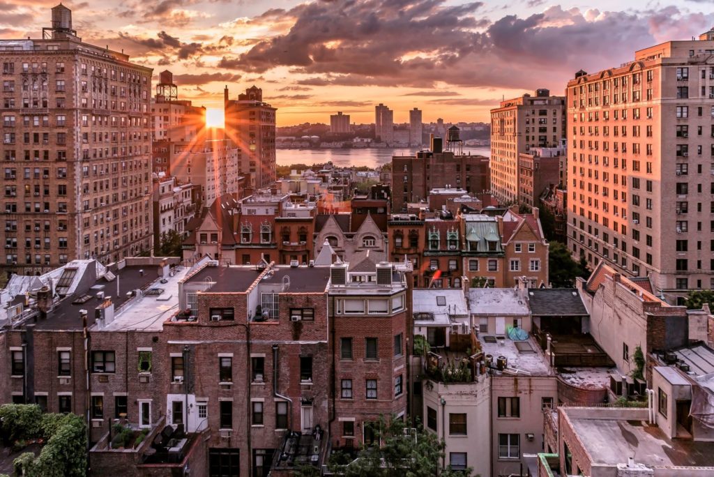 Vue du coucher de soleil avec l'hôtel Belleclaire, face à la rivière Hudson.