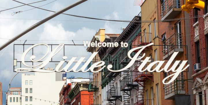 Cartel de la calle que muestra Bienvenido a Little Italy en el pequeño distrito italiano, cerca de Chinatown en Manhattan.