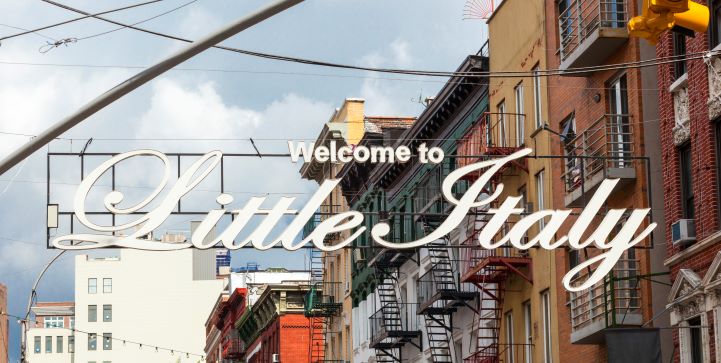 Gateskilt som viser Velkommen til Little Italy i det lille italienske distriktet, nær Chinatown på Manhattan.