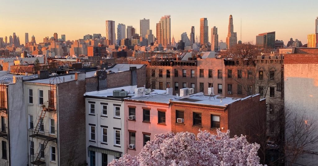 Utsikt over New Yorks skyline fra Brooklyn i solnedgangen.