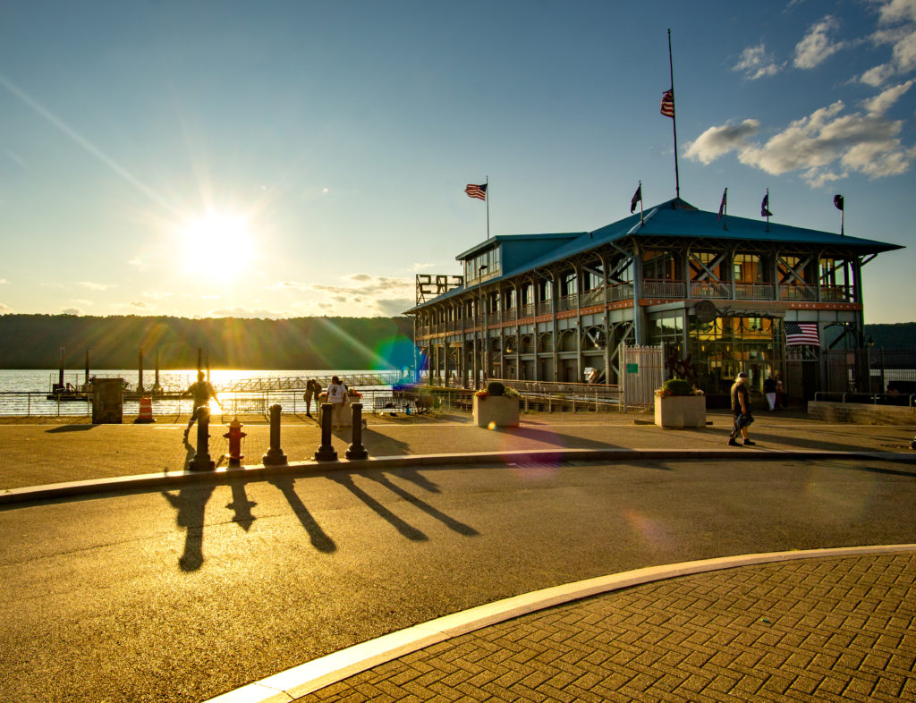 Vue du coucher de soleil depuis le port de Yonkers