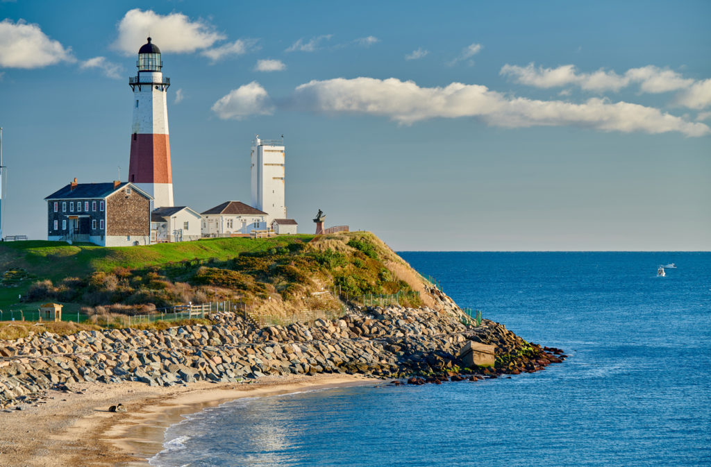 Det berømte Montauk Point fyrtårn i dagslys, med utsikt over havet.