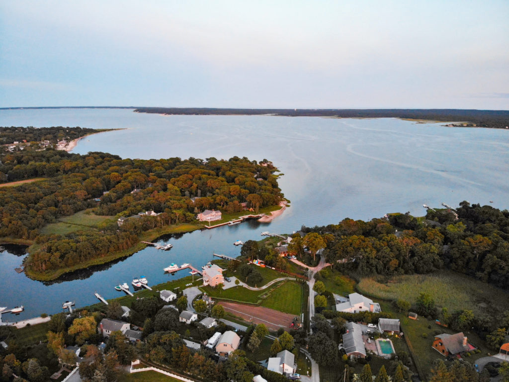 Pequenas casas residenciais à beira-mar nos Hamptons.