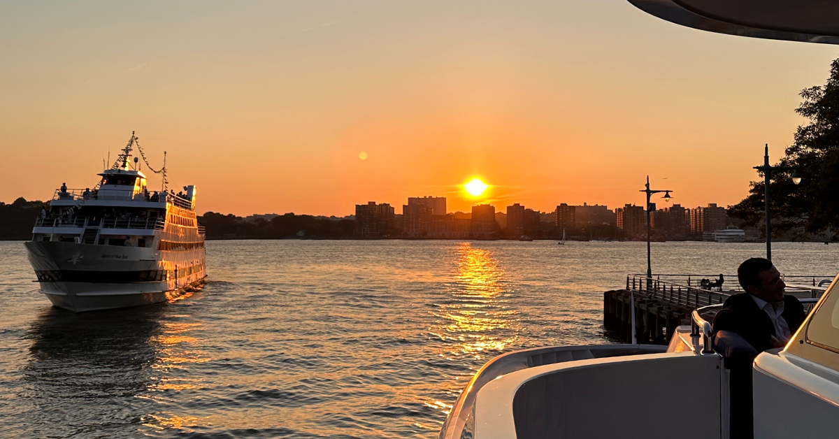 Recepción de cócteles al atardecer: BARNES New York X BARNES Yachting