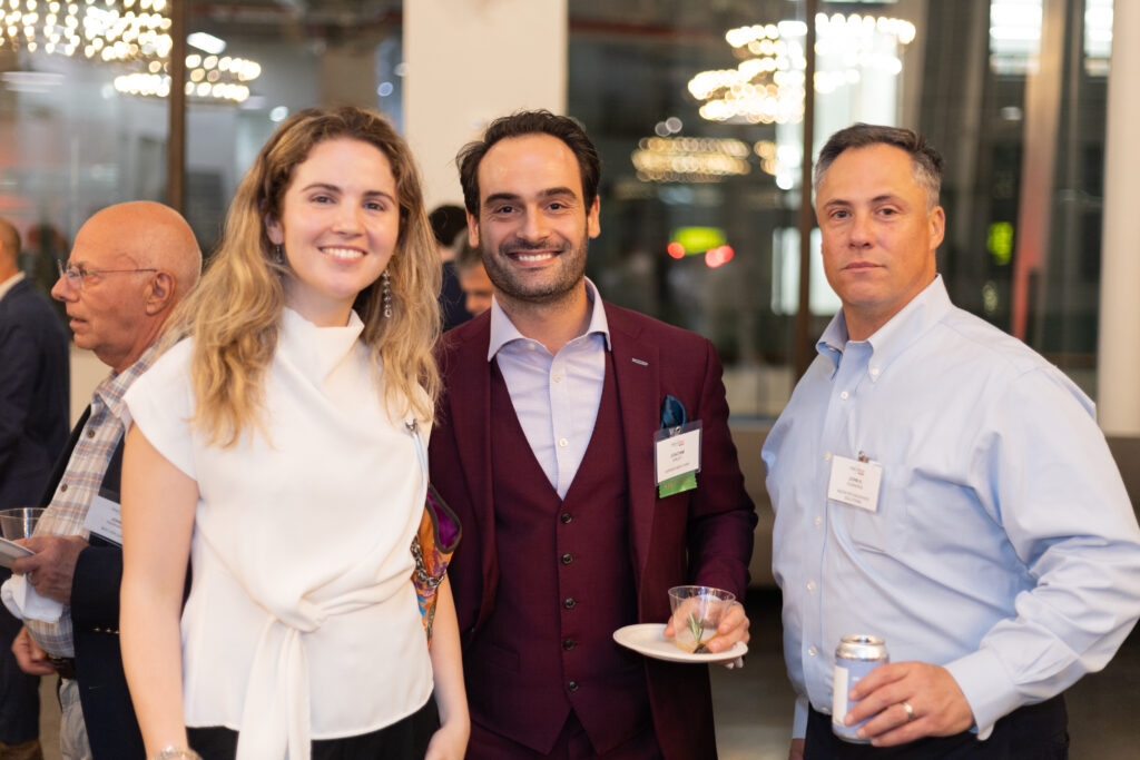 Tres personas disfrutando del evento. 