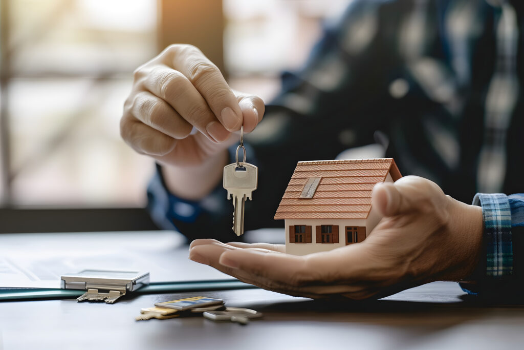 Personne tenant les clés d'une nouvelle maison