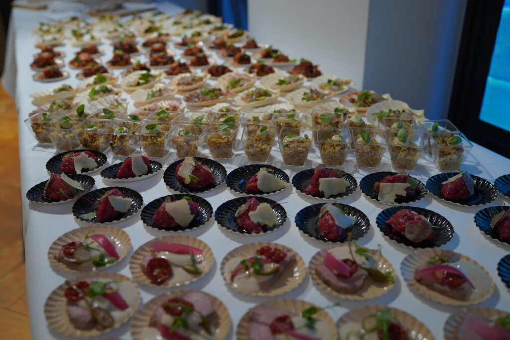 Buffet de comida en el evento